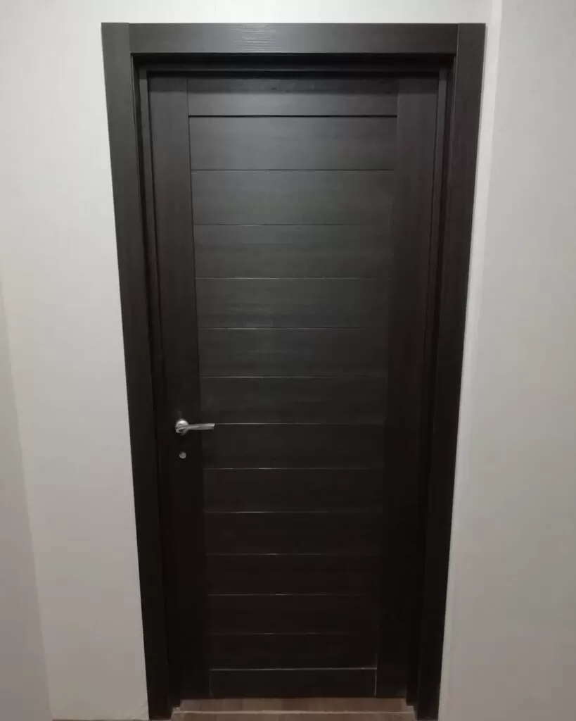 Темная межкомнатная дверь
