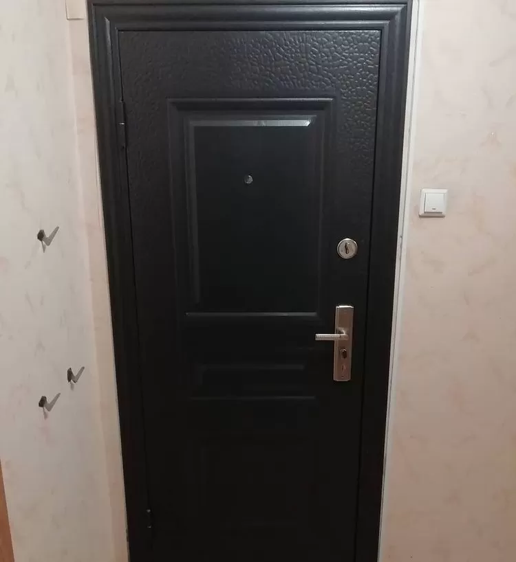 Темная входная дверь с узором