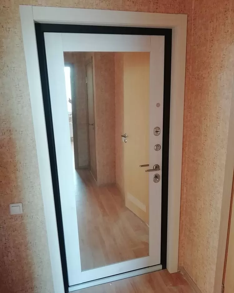 Белая входная дверь с зеркалом