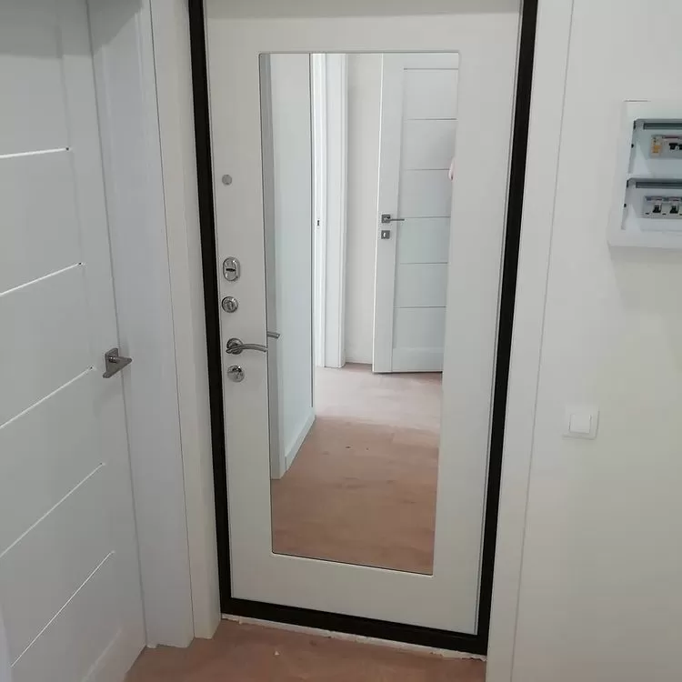 Входная дверь белого цвета с зеркалом