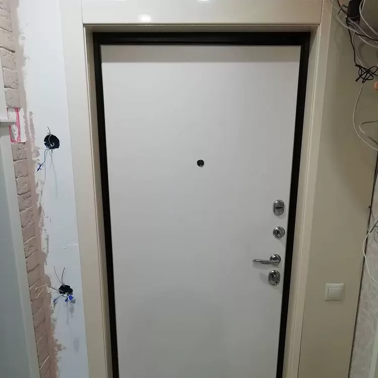 Минималистичная белая входная дверь