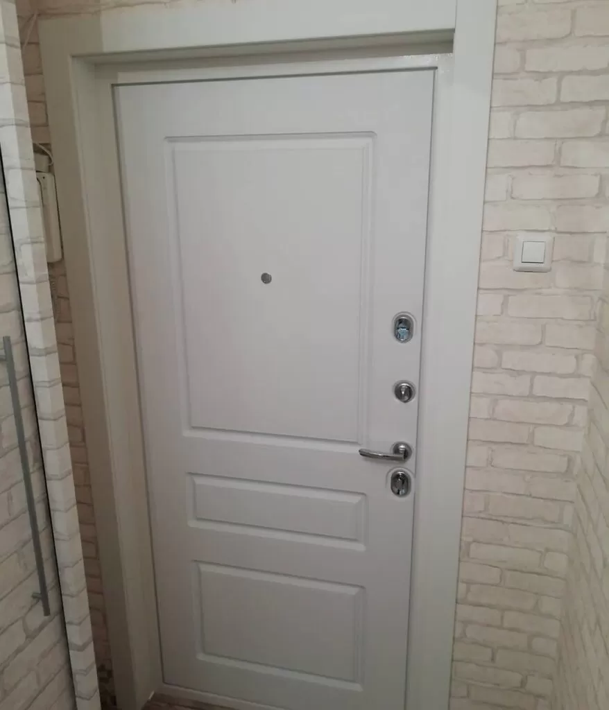 Белая входная дверь с белой входной коробкой