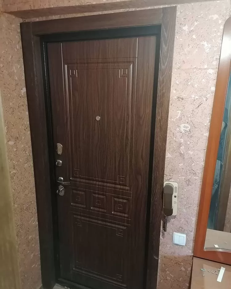 Входная металлическая дверь цвета "дерева"